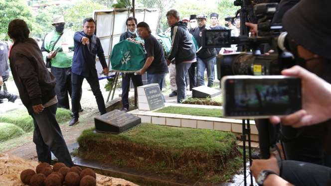 FOTO: Tangis di Pusara 'Mak Nyak' Aminah Cendrakasih, Satu Liang Lahat dengan Mak Uwo