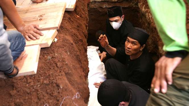 FOTO: Tangis di Pusara 'Mak Nyak' Aminah Cendrakasih, Satu Liang Lahat dengan Mak Uwo