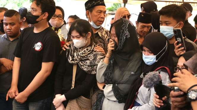 FOTO: Tangis di Pusara 'Mak Nyak' Aminah Cendrakasih, Satu Liang Lahat dengan Mak Uwo