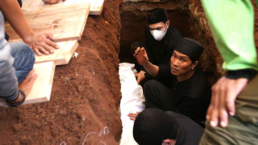 FOTO: Tangis di Pusara 'Mak Nyak' Aminah Cendrakasih, Satu Liang Lahat dengan Mak Uwo