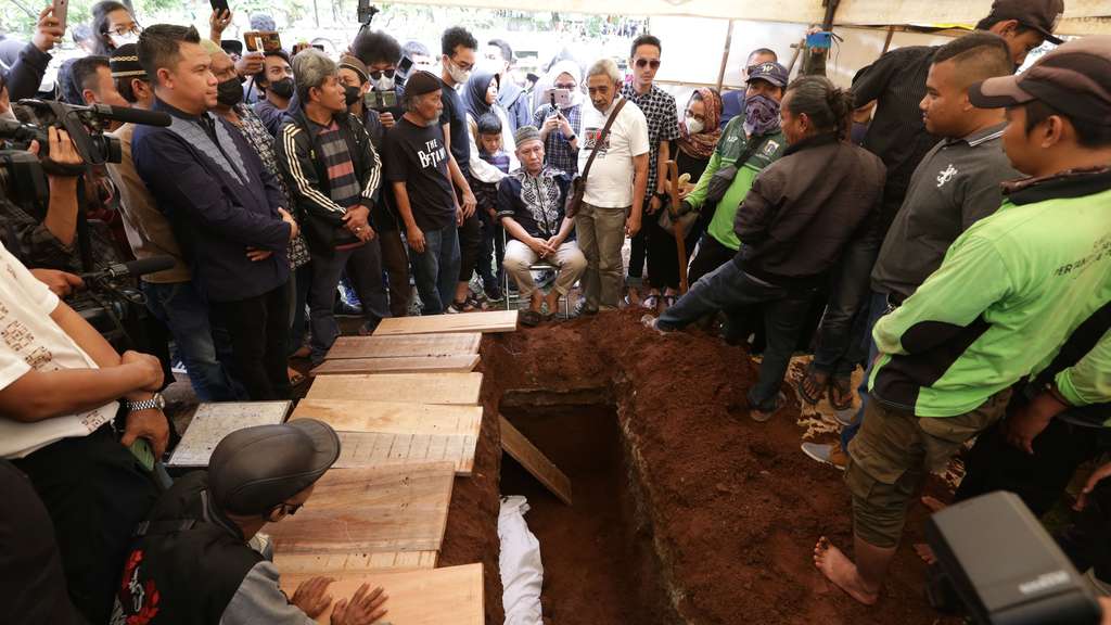 FOTO: Tangis di Pusara 'Mak Nyak' Aminah Cendrakasih, Satu Liang Lahat dengan Mak Uwo