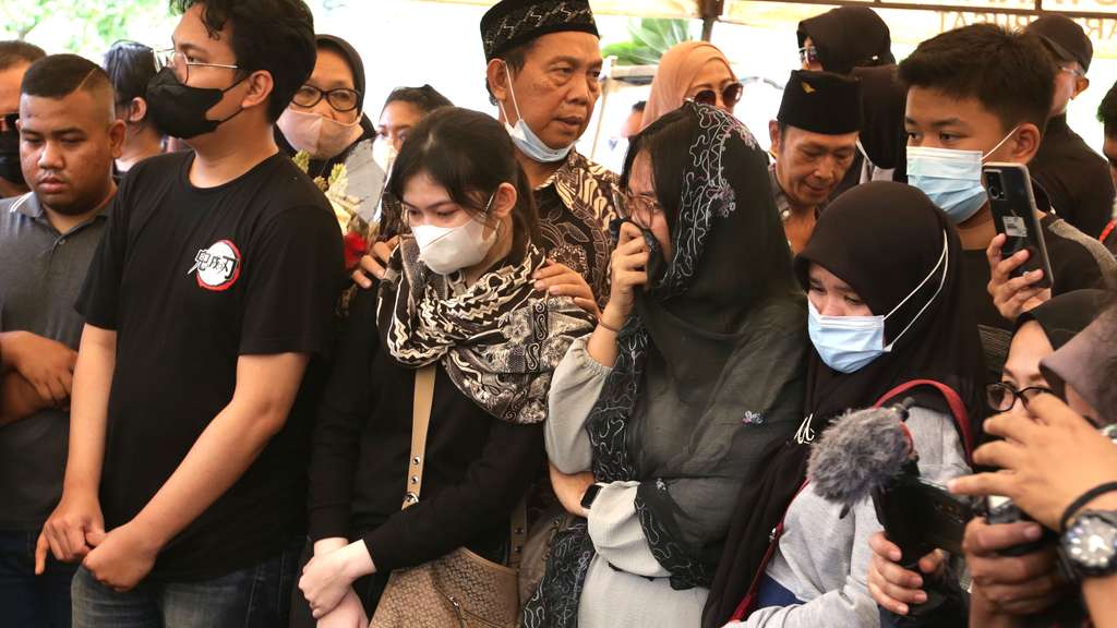 FOTO: Tangis di Pusara 'Mak Nyak' Aminah Cendrakasih, Satu Liang Lahat dengan Mak Uwo
