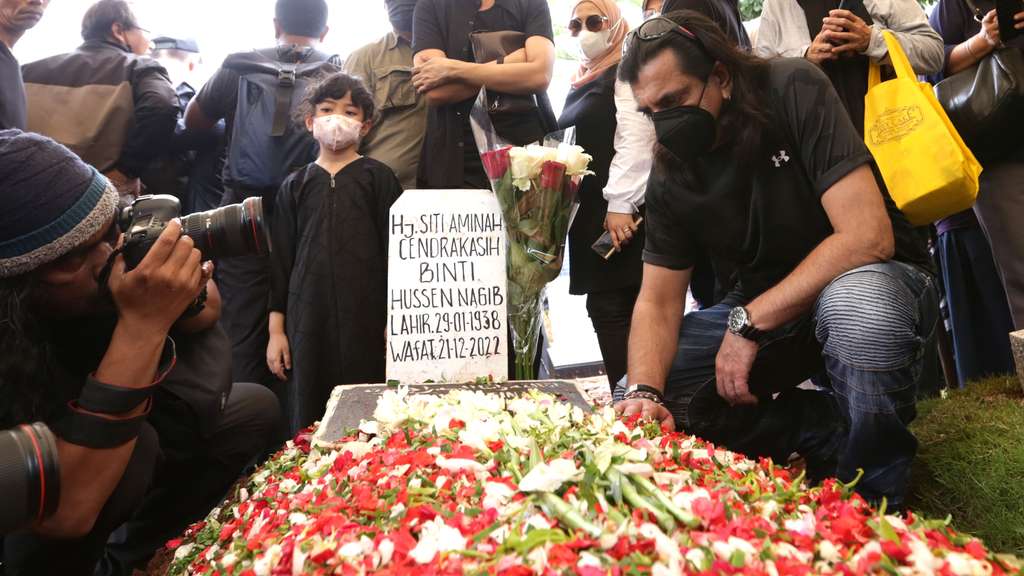 FOTO: Tangis di Pusara 'Mak Nyak' Aminah Cendrakasih, Satu Liang Lahat dengan Mak Uwo