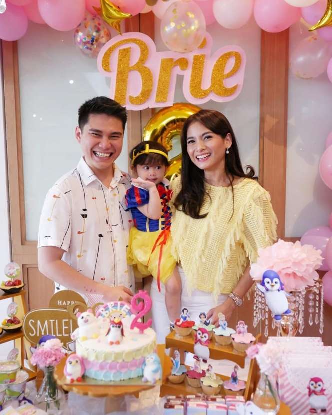 Potret 8 Artis Cantik yang Gagal Nikah Meski Sudah Tunangan, Nyesek Banget!