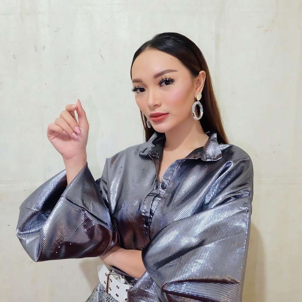Potret 8 Artis Cantik yang Gagal Nikah Meski Sudah Tunangan, Nyesek Banget!