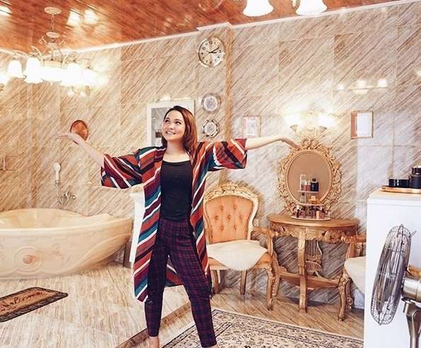 10 Potret Kamar Mandi Rp1 Miliar Dinda Shafay yang Dihujat Netizen, Sampai Kesetnya Berlapis Emas!