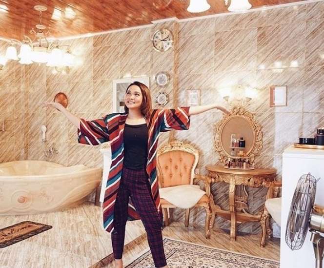 10 Potret Kamar Mandi Rp1 Miliar Dinda Shafay yang Dihujat Netizen, Sampai Kesetnya Berlapis Emas!