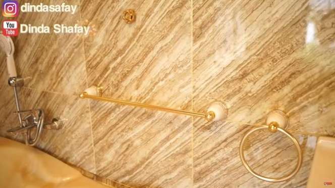 10 Potret Kamar Mandi Rp1 Miliar Dinda Shafay yang Dihujat Netizen, Sampai Kesetnya Berlapis Emas!