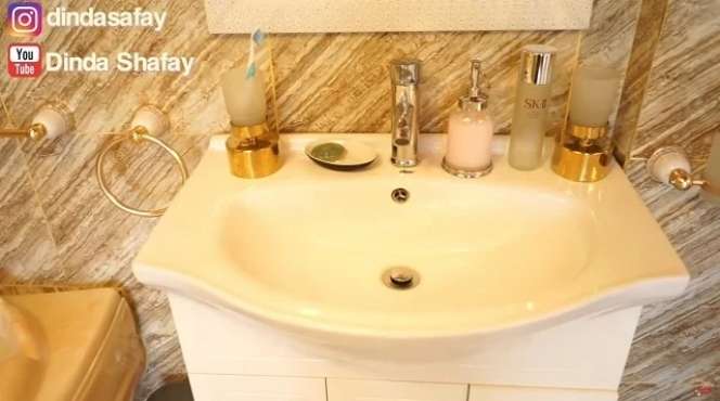 10 Potret Kamar Mandi Rp1 Miliar Dinda Shafay yang Dihujat Netizen, Sampai Kesetnya Berlapis Emas!