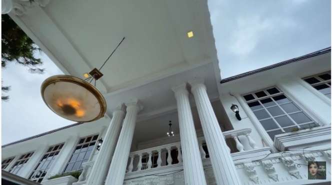 Keluarga Sultan! 10 Potret Rumah Orangtua Tasya Farasya di Kampung, Dalamnya Bak Kerajaan!