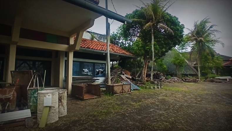 10 Potret Pabrik Perhiasan Terbengkalai, Ada Piramida Berisi Barang-Barang Mengerikan, Dilarang Tertawa di Sini!