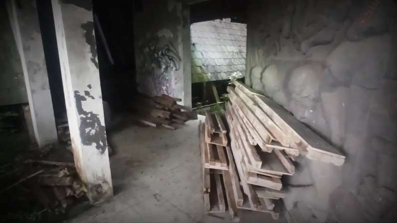 10 Potret Pabrik Perhiasan Terbengkalai, Ada Piramida Berisi Barang-Barang Mengerikan, Dilarang Tertawa di Sini!