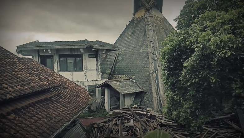 10 Potret Pabrik Perhiasan Terbengkalai, Ada Piramida Berisi Barang-Barang Mengerikan, Dilarang Tertawa di Sini!