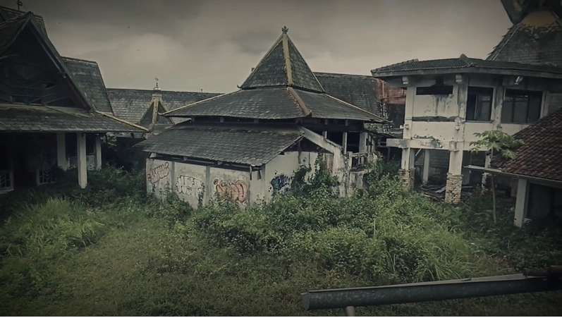 10 Potret Pabrik Perhiasan Terbengkalai, Ada Piramida Berisi Barang-Barang Mengerikan, Dilarang Tertawa di Sini!
