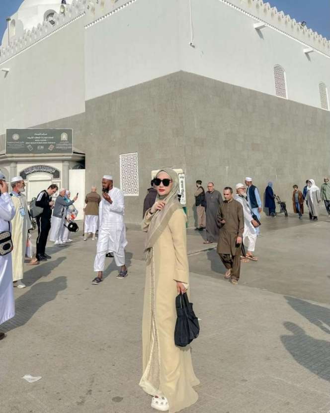 Gaya Yulita MasterChef Saat Umrah Jadi Sorotan