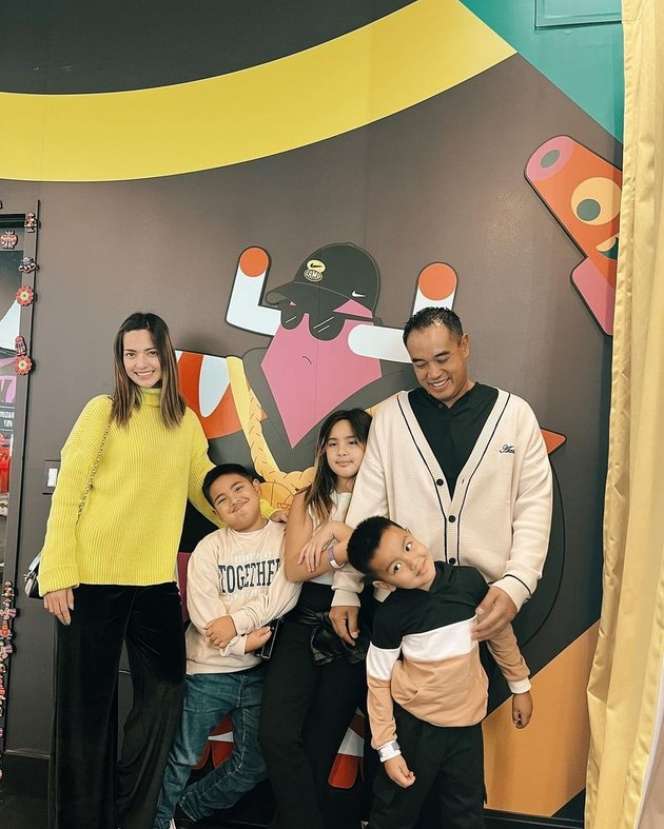 Kerap Dikritik Umbar Aurat, Potret Nia Ramadhani dengan Outfit Tertutup, Ternyata...