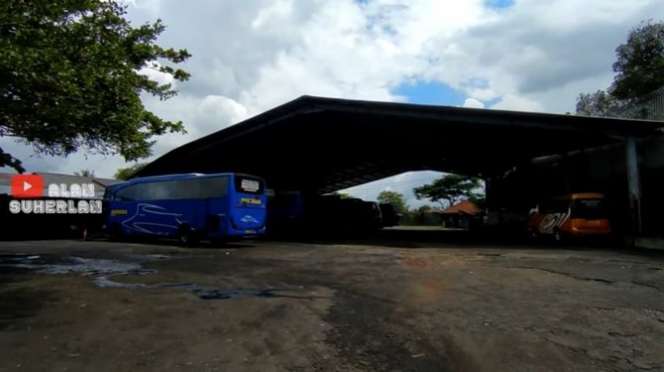 8 Potret Rumah Juragan Bus H. Idris Suherman, Sultannya Ciamis, Bak Istana Garasinya Super Luas!