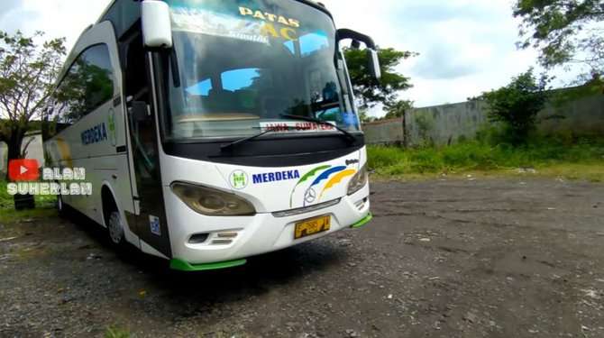 8 Potret Rumah Juragan Bus H. Idris Suherman, Sultannya Ciamis, Bak Istana Garasinya Super Luas!