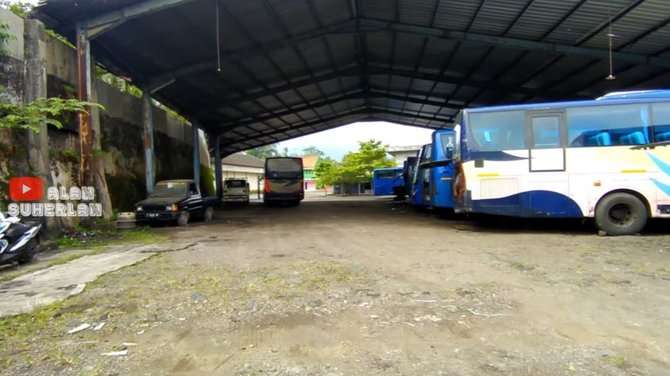 8 Potret Rumah Juragan Bus H. Idris Suherman, Sultannya Ciamis, Bak Istana Garasinya Super Luas!