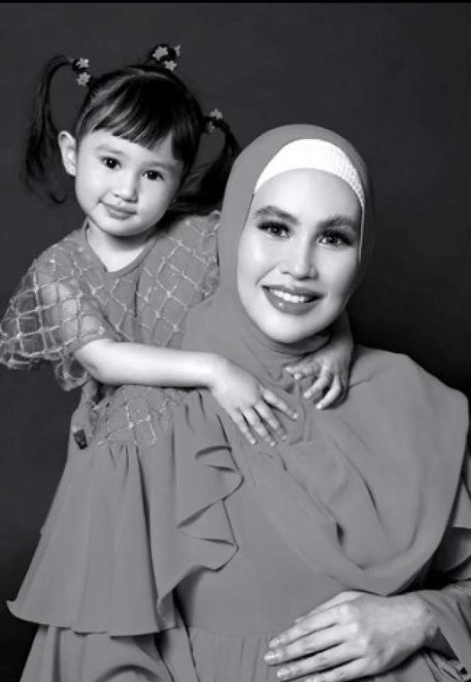 Potret Kedekatan Kartika Putri dan Khalisa, Pernah Syok Lihat Sang Ibu Pakai Baju Seksi: 'Ibu Dulu Kayak Tarzan'