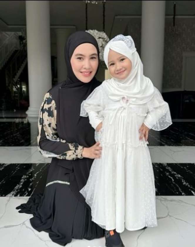 Potret Kedekatan Kartika Putri dan Khalisa, Pernah Syok Lihat Sang Ibu Pakai Baju Seksi: 'Ibu Dulu Kayak Tarzan'
