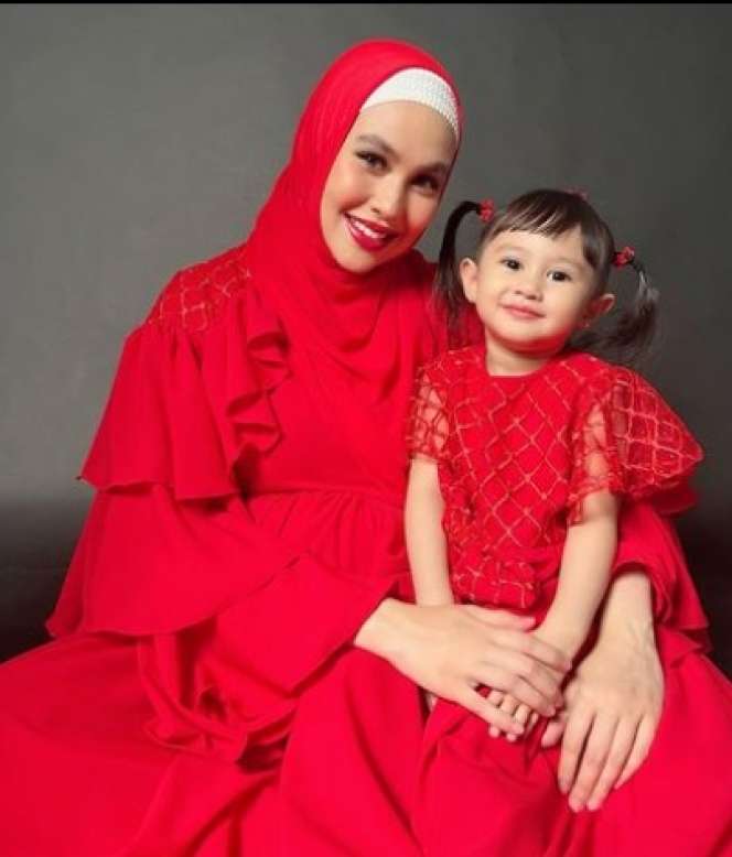 Potret Kedekatan Kartika Putri dan Khalisa, Pernah Syok Lihat Sang Ibu Pakai Baju Seksi: 'Ibu Dulu Kayak Tarzan'