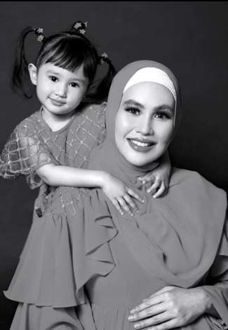 Potret Kedekatan Kartika Putri dan Khalisa, Pernah Syok Lihat Sang Ibu Pakai Baju Seksi: 'Ibu Dulu Kayak Tarzan'