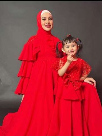 Potret Kedekatan Kartika Putri dan Khalisa, Pernah Syok Lihat Sang Ibu Pakai Baju Seksi: 'Ibu Dulu Kayak Tarzan'