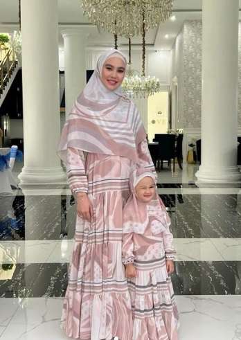 Potret Kedekatan Kartika Putri dan Khalisa, Pernah Syok Lihat Sang Ibu Pakai Baju Seksi: 'Ibu Dulu Kayak Tarzan'