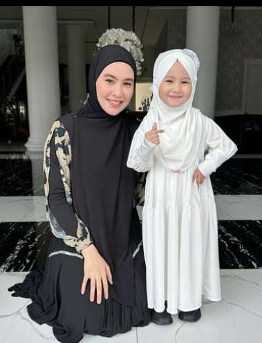 Potret Kedekatan Kartika Putri dan Khalisa, Pernah Syok Lihat Sang Ibu Pakai Baju Seksi: 'Ibu Dulu Kayak Tarzan'