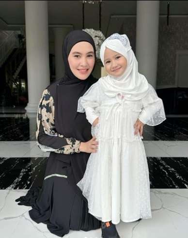 Potret Kedekatan Kartika Putri dan Khalisa, Pernah Syok Lihat Sang Ibu Pakai Baju Seksi: 'Ibu Dulu Kayak Tarzan'