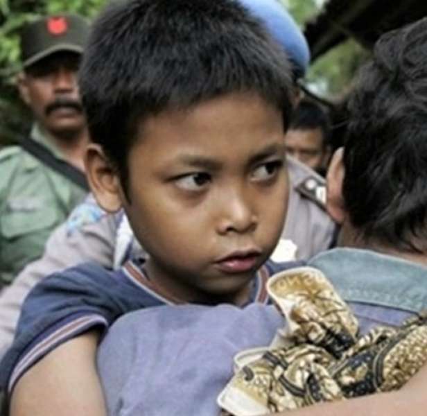 Masih Ingat Ponari Si Dukun Cilik? Dulu Hasilkan Miliaran dari Batu Ajaib, Kini Hidup Miris Bareng Istri Cantik, Digaji Rp23 Ribu