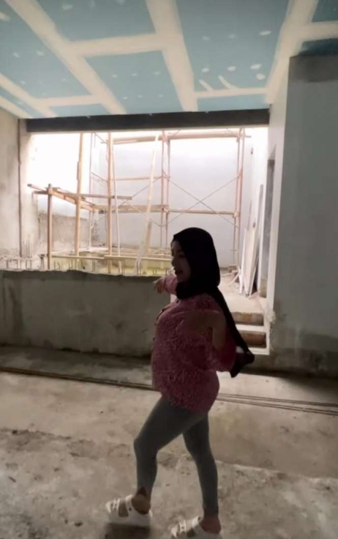 8 Potret Rumah Baru Bella Shofie yang Megah, Duplikat Istana di Negeri Dongeng, Pilar Menjulang Langit!
