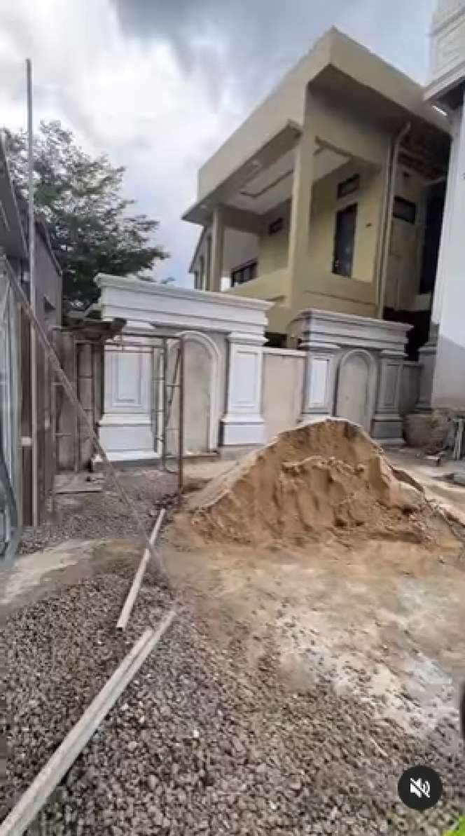8 Potret Rumah Baru Bella Shofie yang Megah, Duplikat Istana di Negeri Dongeng, Pilar Menjulang Langit!