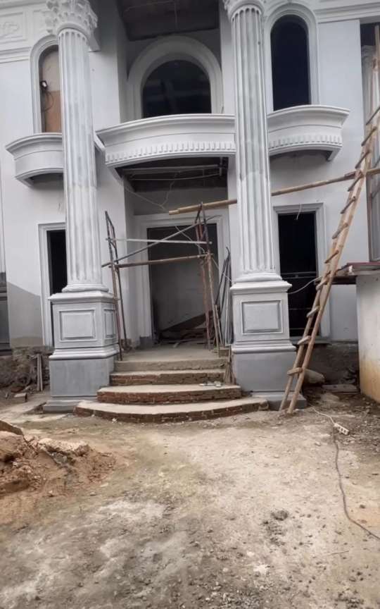 8 Potret Rumah Baru Bella Shofie yang Megah, Duplikat Istana di Negeri Dongeng, Pilar Menjulang Langit!