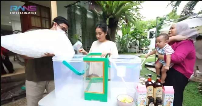 Potret Nagita Slavina dan Rayyanza Jualan Es, yang Antri Banyak Banget, Seketika Ludes!