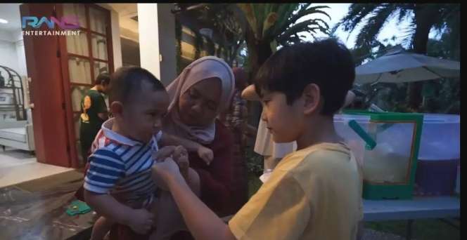 Potret Nagita Slavina dan Rayyanza Jualan Es, yang Antri Banyak Banget, Seketika Ludes!