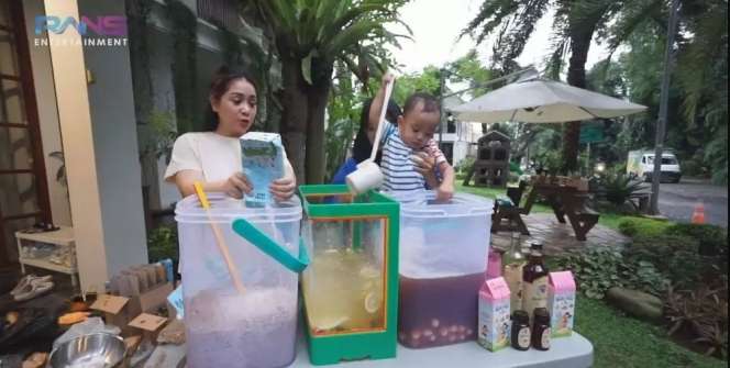 Potret Nagita Slavina dan Rayyanza Jualan Es, yang Antri Banyak Banget, Seketika Ludes!