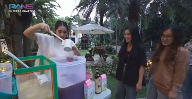 Potret Nagita Slavina dan Rayyanza Jualan Es, yang Antri Banyak Banget, Seketika Ludes!