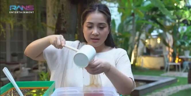 Potret Nagita Slavina dan Rayyanza Jualan Es, yang Antri Banyak Banget, Seketika Ludes!