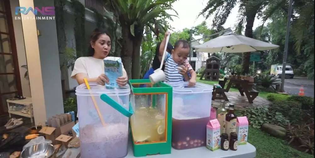 Potret Nagita Slavina dan Rayyanza Jualan Es, yang Antri Banyak Banget, Seketika Ludes!