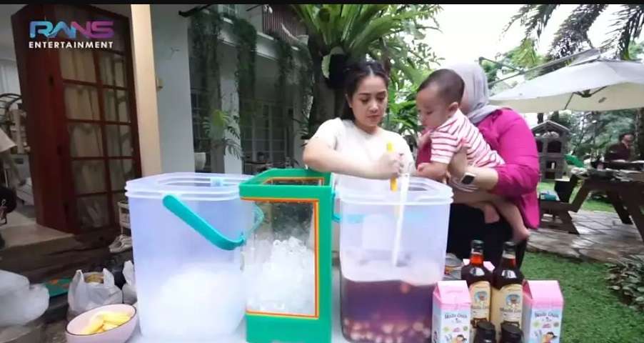 Potret Nagita Slavina dan Rayyanza Jualan Es, yang Antri Banyak Banget, Seketika Ludes!