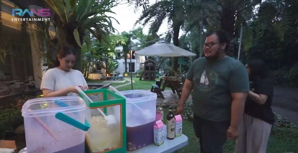 Potret Nagita Slavina dan Rayyanza Jualan Es, yang Antri Banyak Banget, Seketika Ludes!