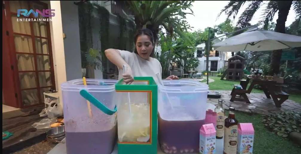 Potret Nagita Slavina dan Rayyanza Jualan Es, yang Antri Banyak Banget, Seketika Ludes!