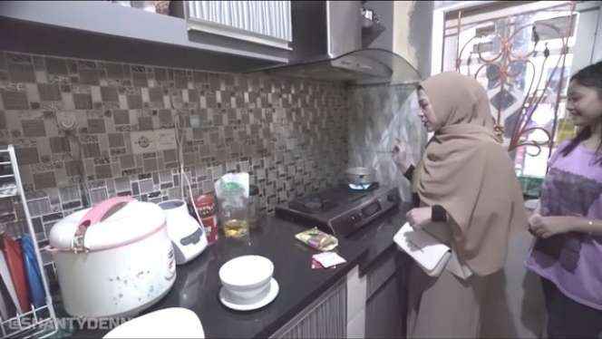 Potret Rumah Pertama Denny Cagur, Ternyata Beda Banget, Bak Bumi dan Langit!