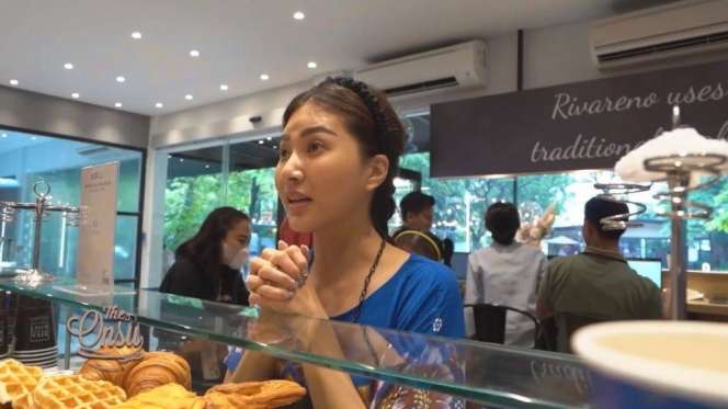 Potret Sarwendah Dasteran 'Nongkrong' di Kafe, Tenteng Tas Chanel