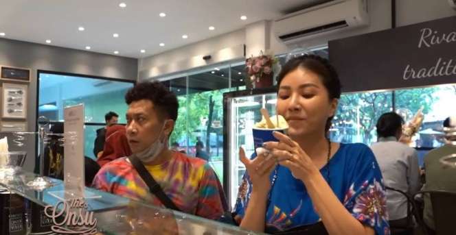 Potret Sarwendah Dasteran 'Nongkrong' di Kafe, Tenteng Tas Chanel