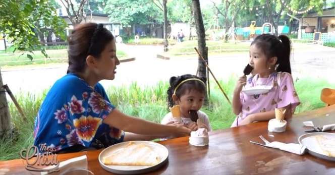 Potret Sarwendah Dasteran 'Nongkrong' di Kafe, Tenteng Tas Chanel