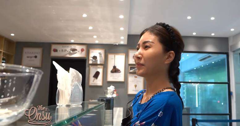 Potret Sarwendah Dasteran 'Nongkrong' di Kafe, Tenteng Tas Chanel