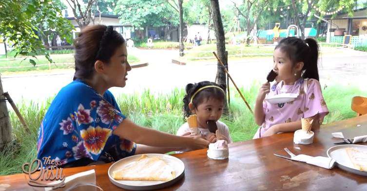 Potret Sarwendah Dasteran 'Nongkrong' di Kafe, Tenteng Tas Chanel
